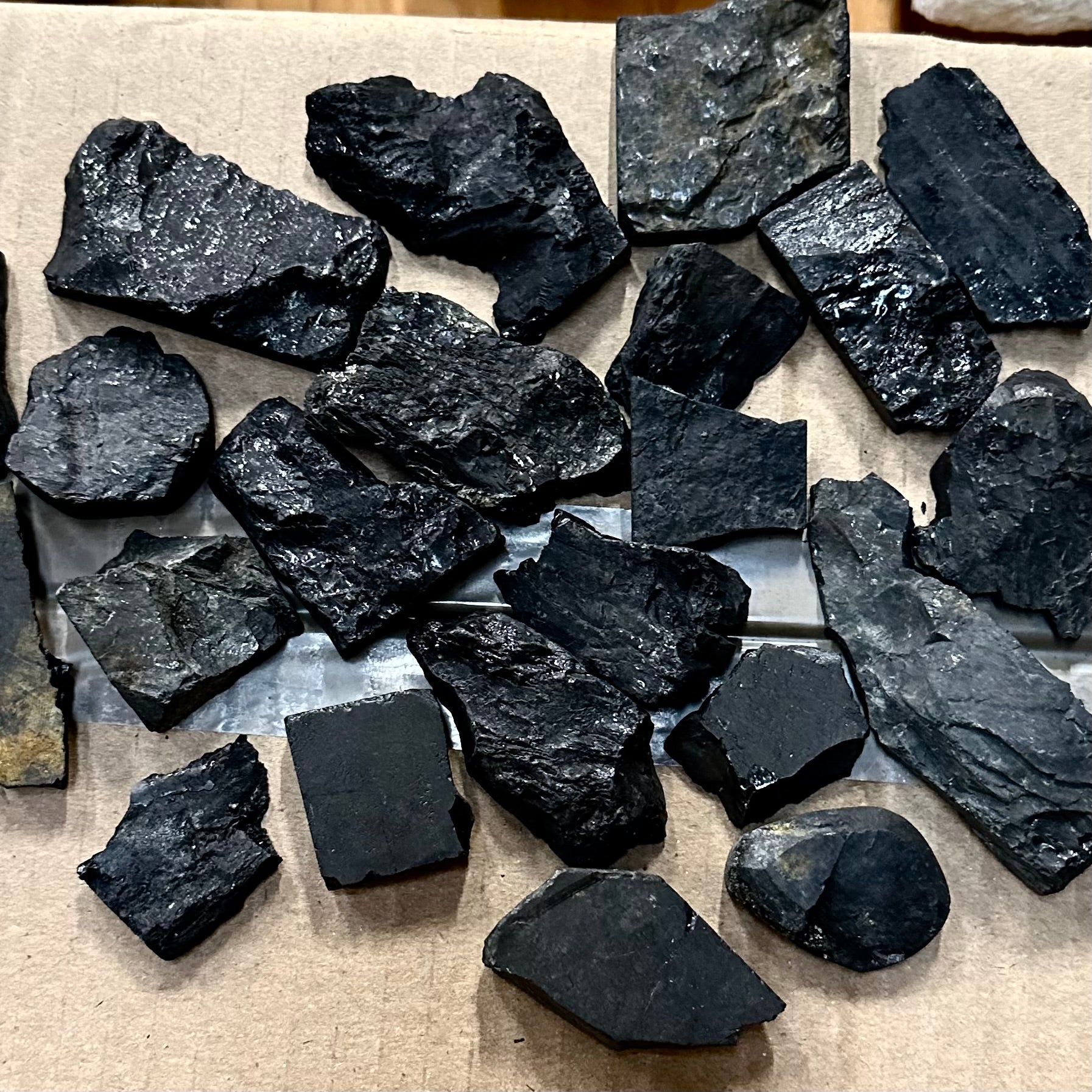 Rough - Slab - Jet - 1KG (27-32pc)